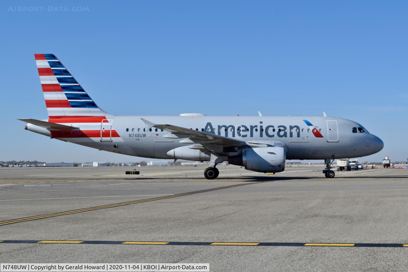 N748UW, 2000 Airbus A319-112 C/N 1311, Taxiing to the gate.