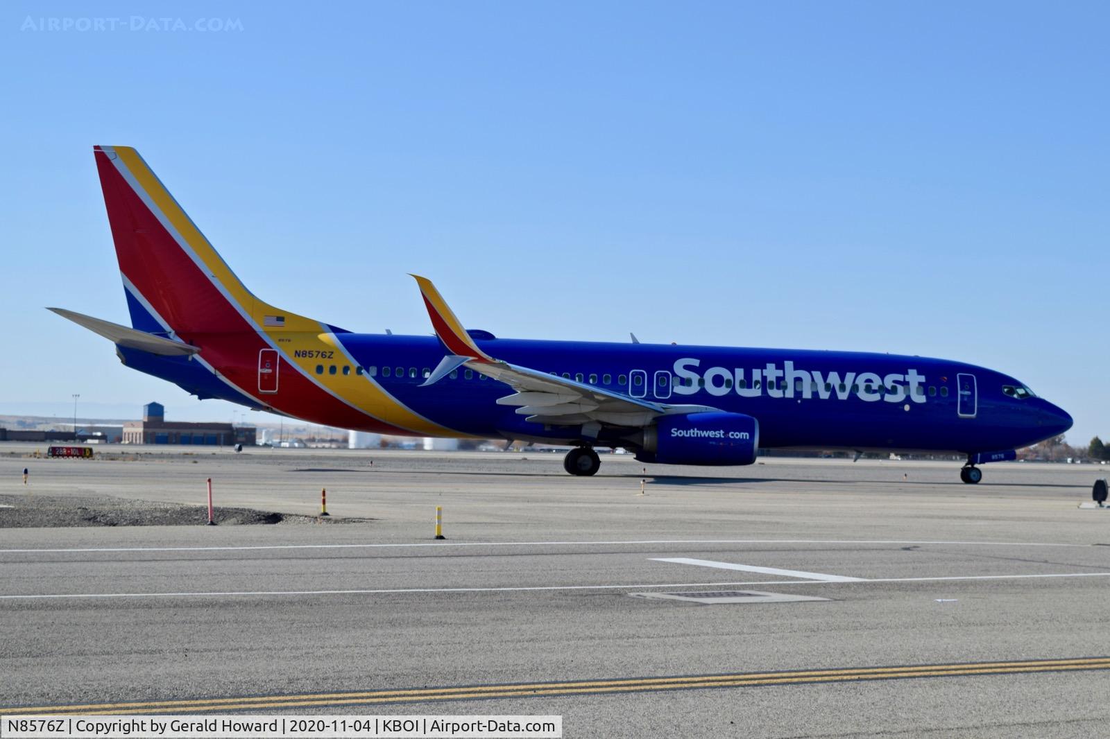 N8576Z, 2018 Boeing 737-8H4 C/N 63590, Taxiing to the gate.