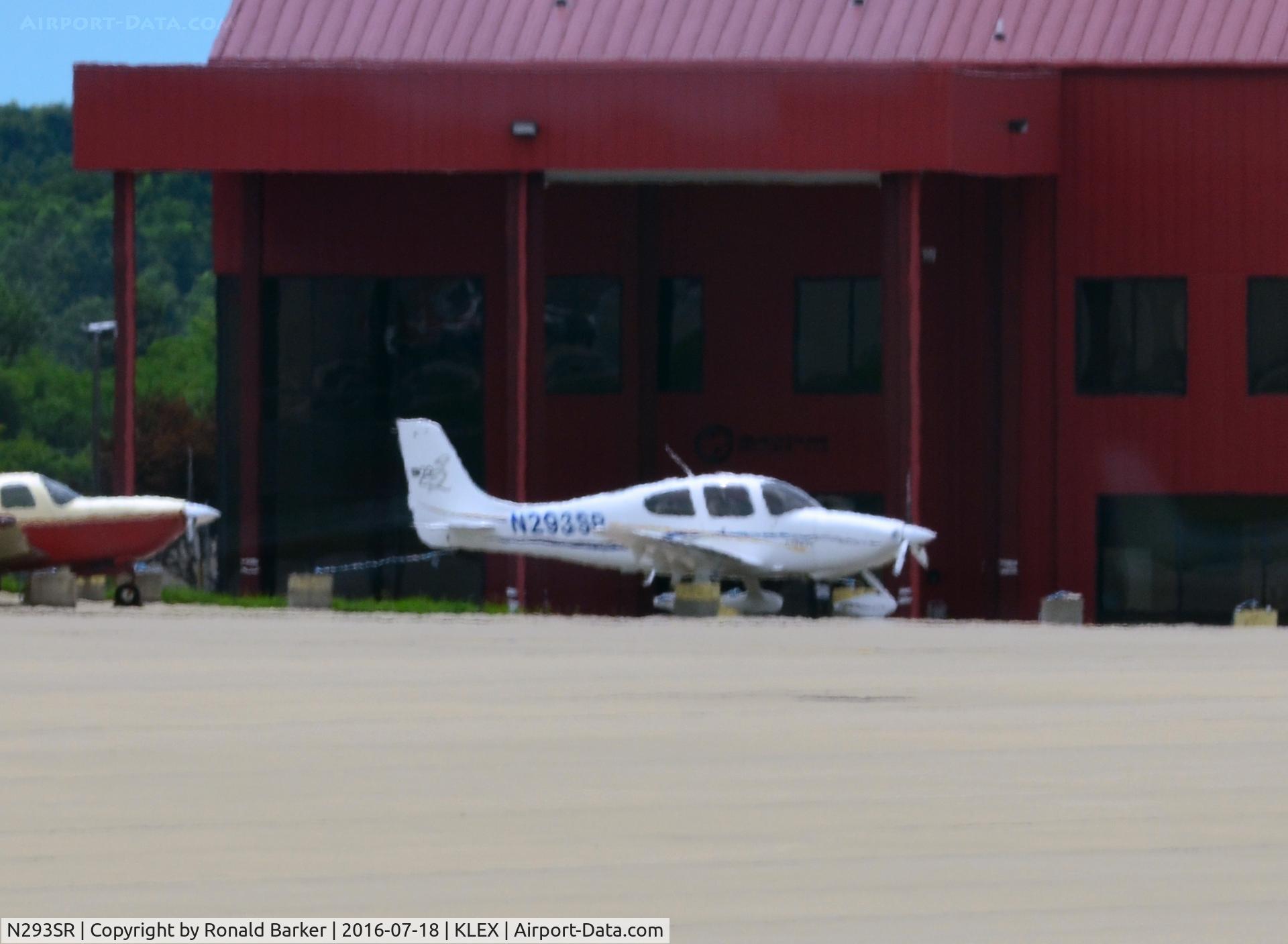 N293SR, 2004 Cirrus SR22 C/N 0923, On the ramp Lexington