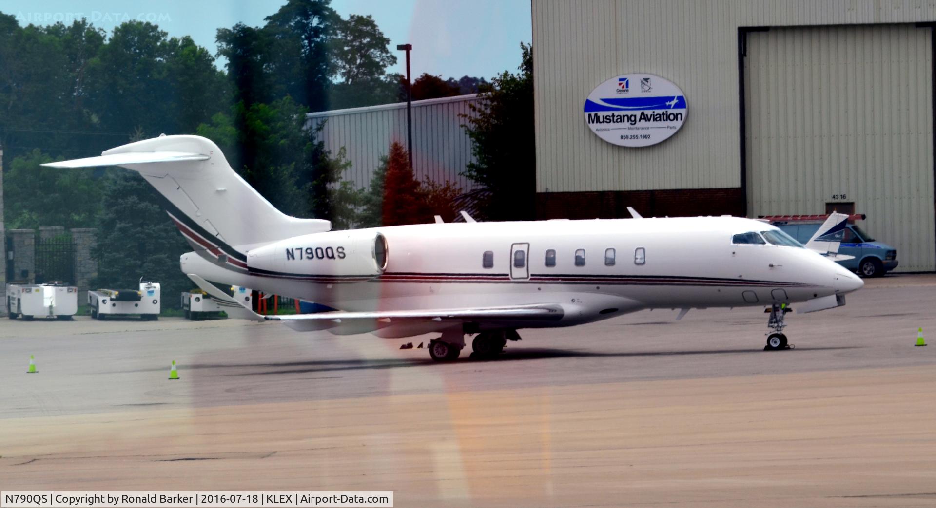 N790QS, 1998 Cessna 650 Citation VII C/N 650-7090, Parked Lexington