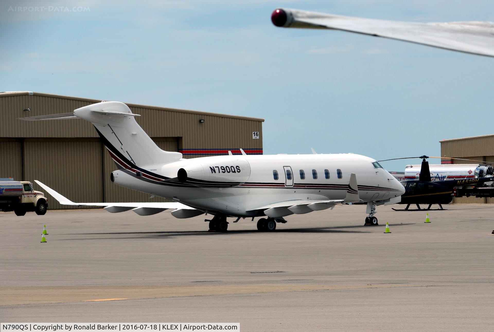 N790QS, 1998 Cessna 650 Citation VII C/N 650-7090, Parked Lexington