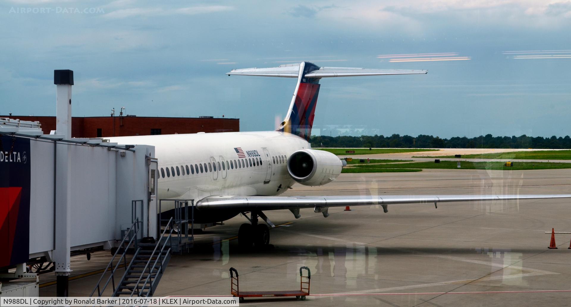 N988DL, 1991 McDonnell Douglas MD-88 C/N 53339, At the gate Lexington