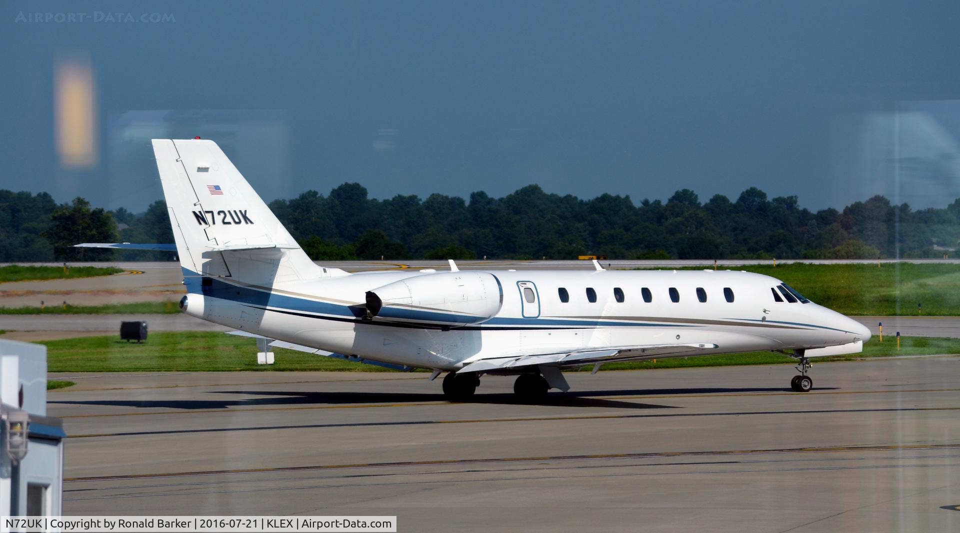 N72UK, 2009 Cessna 680 Citation Sovereign C/N 680-0275, Taxi Lexington