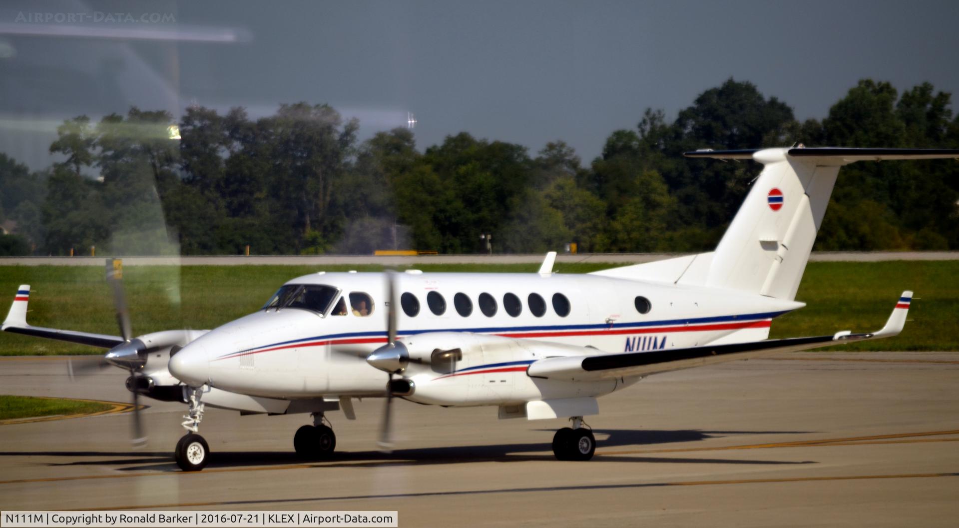 N111M, 1998 Beech B300 350 King Air C/N FL-210, Taxi Lexington