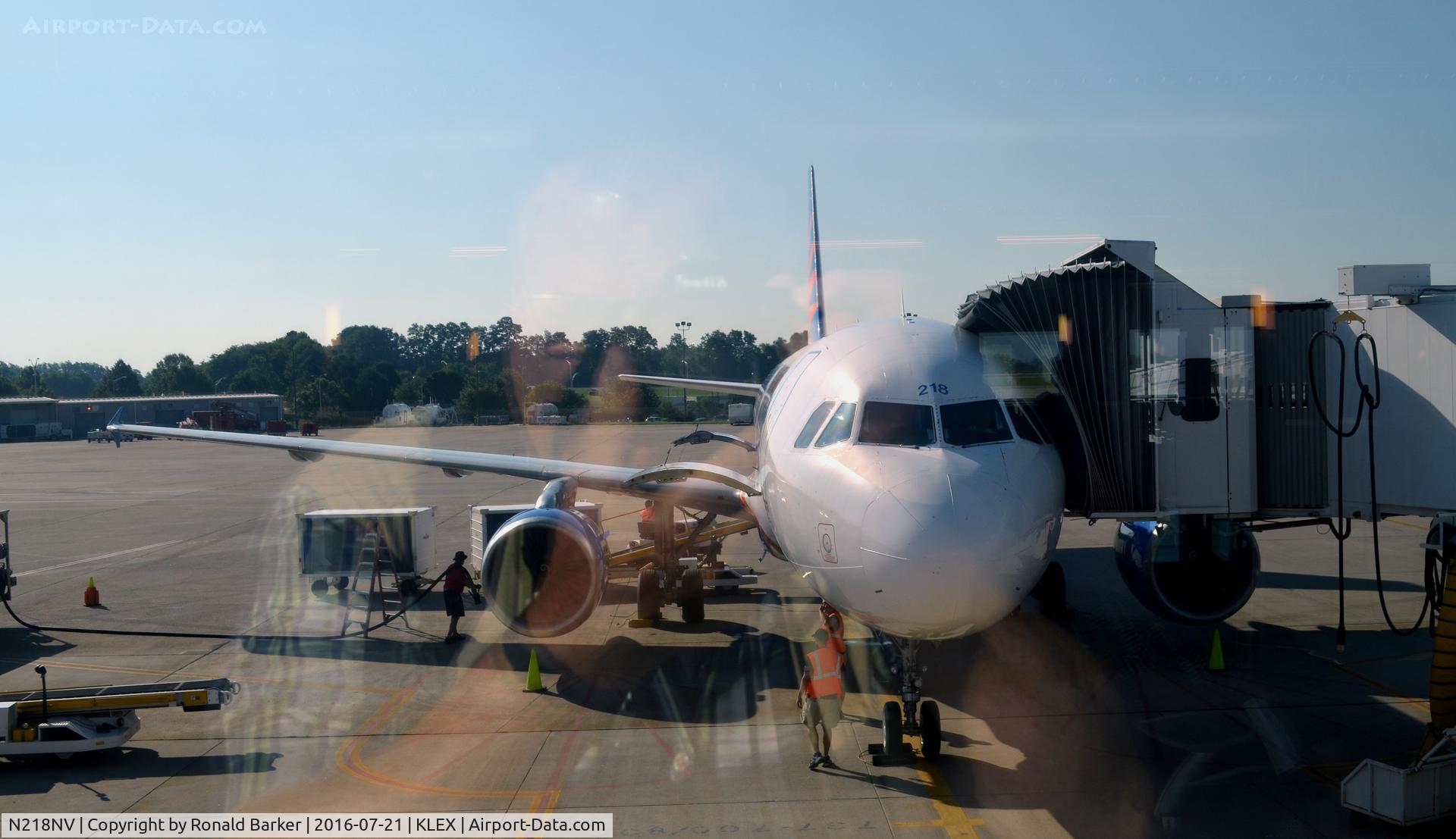 N218NV, 2000 Airbus A320-214 C/N 1229, At the gate Lexington