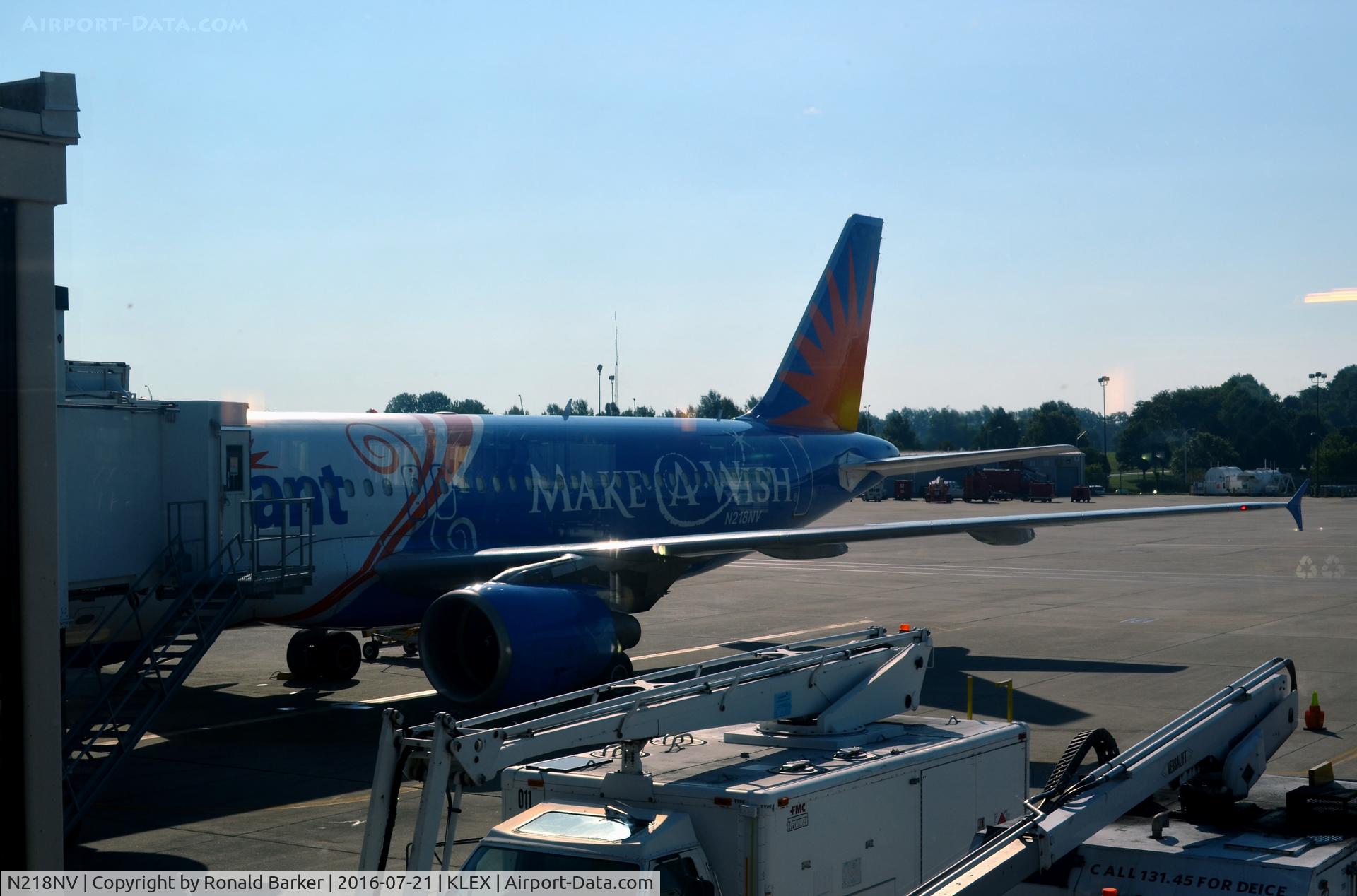 N218NV, 2000 Airbus A320-214 C/N 1229, At the gate Lexington