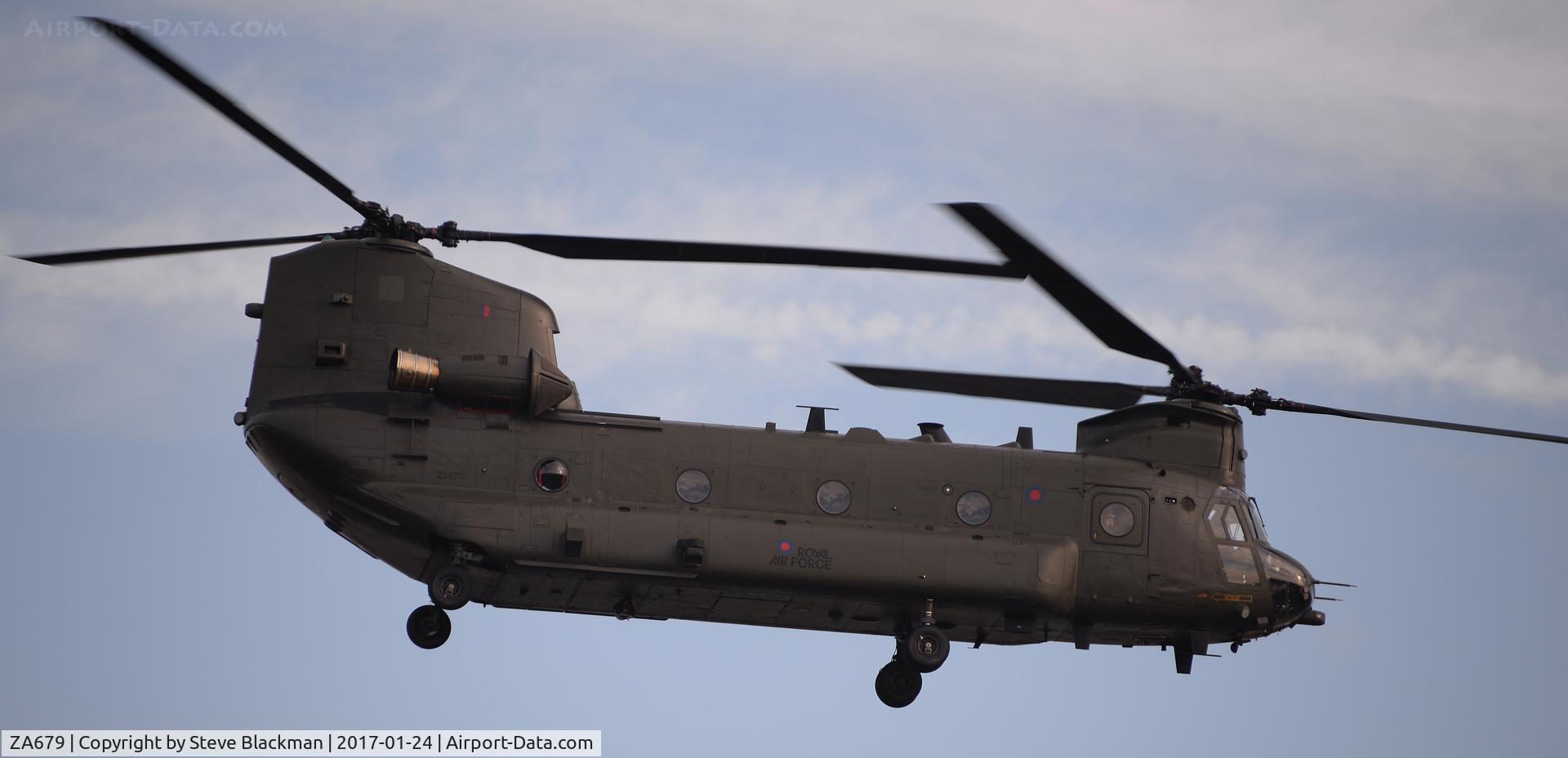 ZA679, Boeing Vertol Chinook HC.2 C/N M/A010/B-827/M7014, Low flying over Napton, Warwickshire, UK.