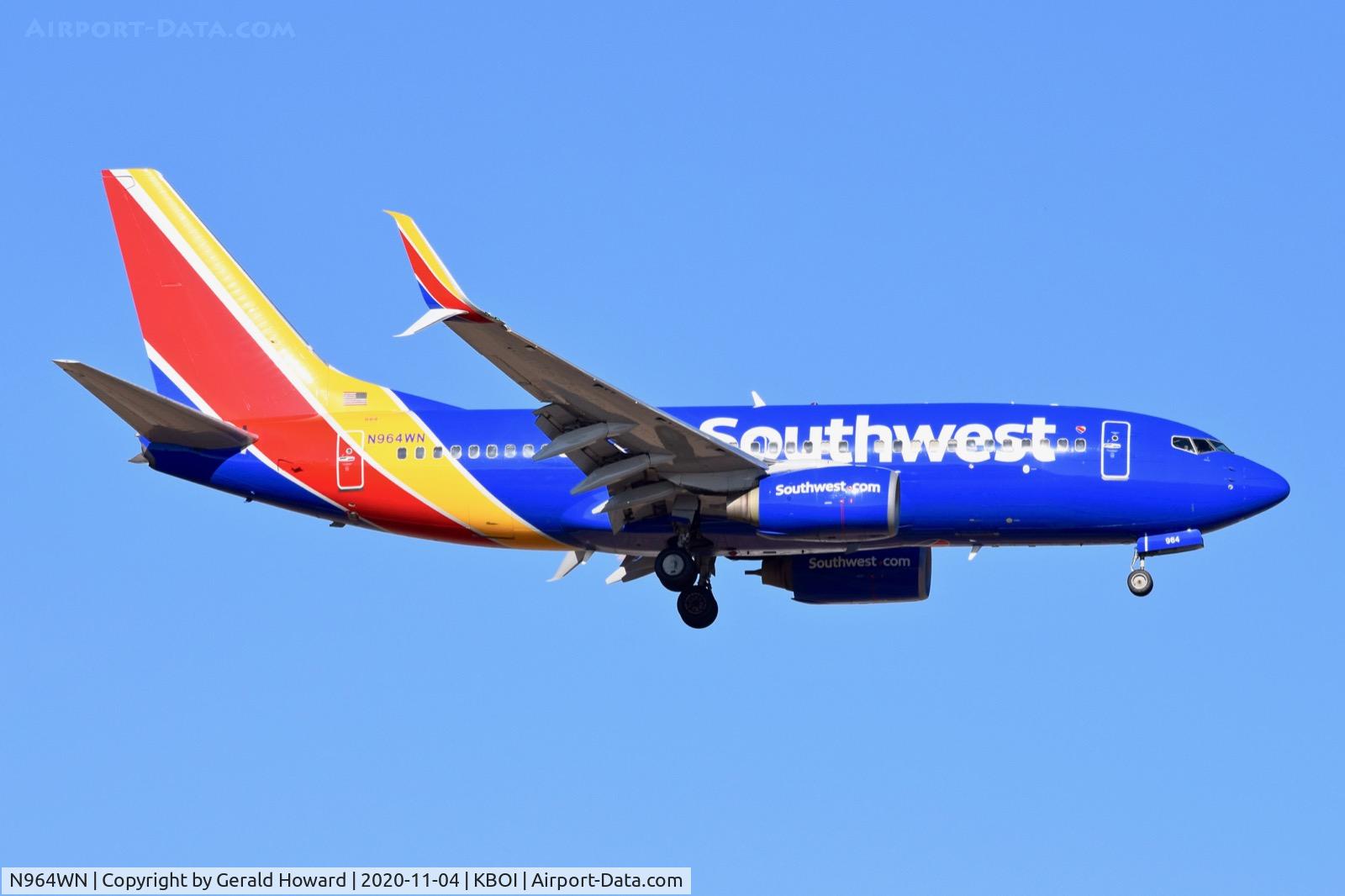 N964WN, 2011 Boeing 737-7H4 C/N 36965, Landing 10L.