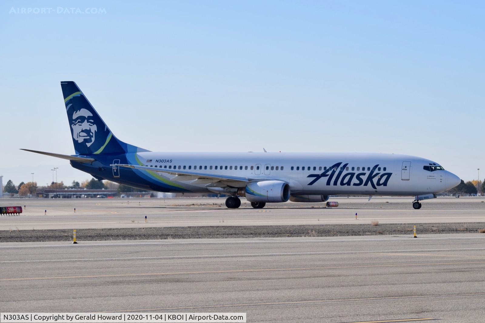 N303AS, 2001 Boeing 737-990 C/N 30016, Taxiing to the gate.