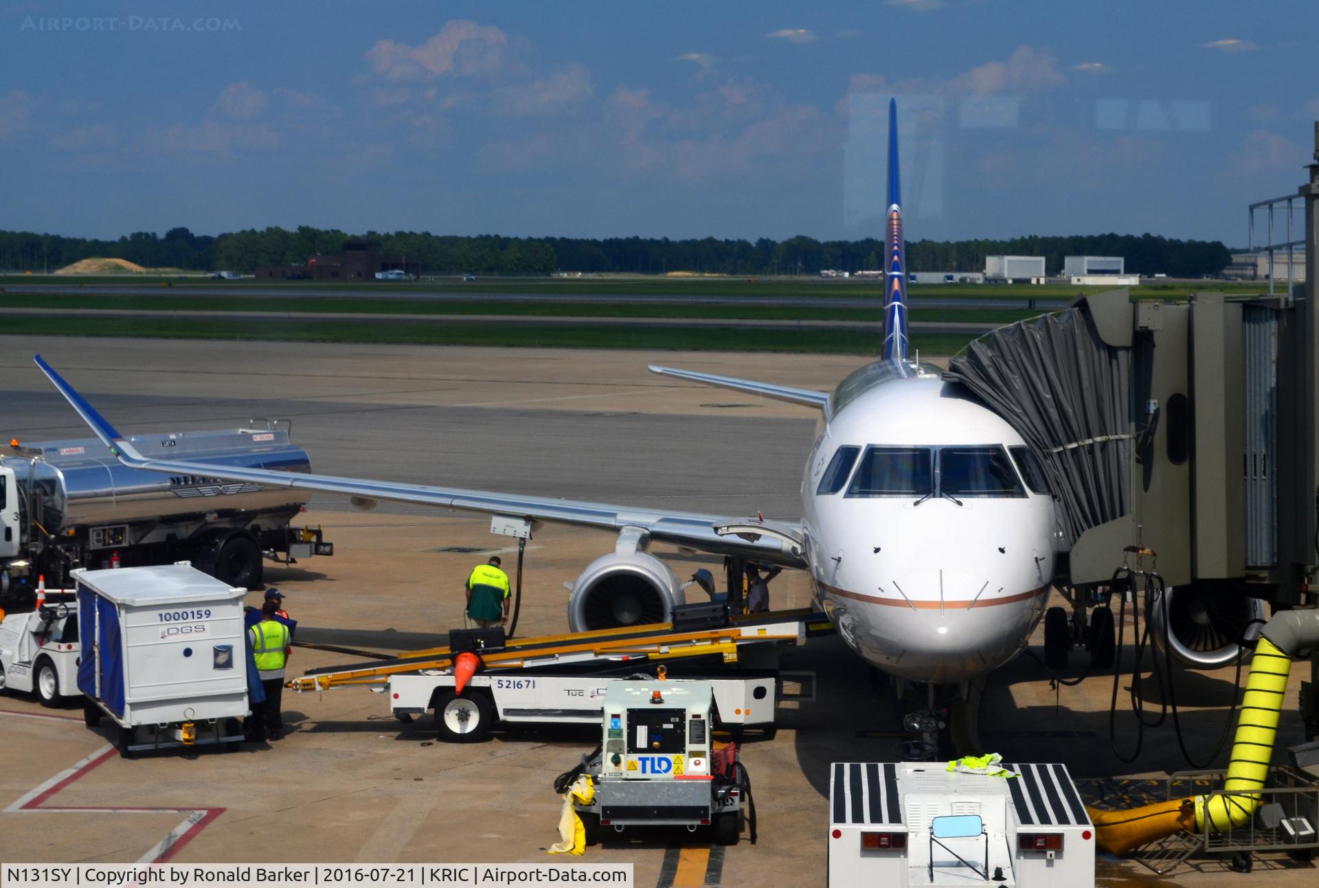 N131SY, 2015 Embraer 175LR (ERJ-170-200LR) C/N 17000450, At the gate Richmond