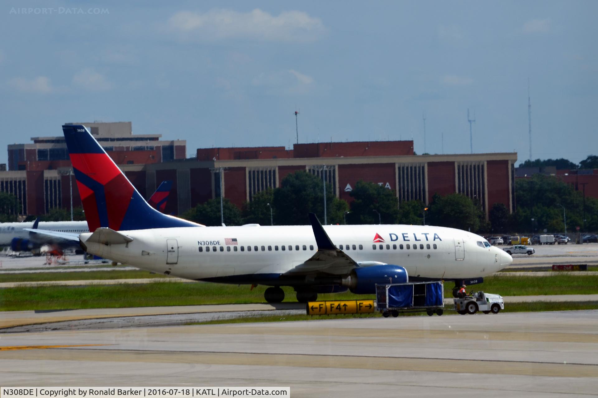 N308DE, 2009 Boeing 737-732 C/N 29656, Taxi Atlanta
