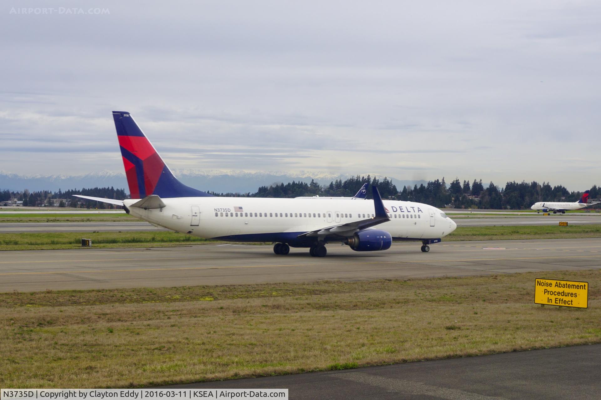 N3735D, 2000 Boeing 737-832 C/N 30381, SEA 2016.