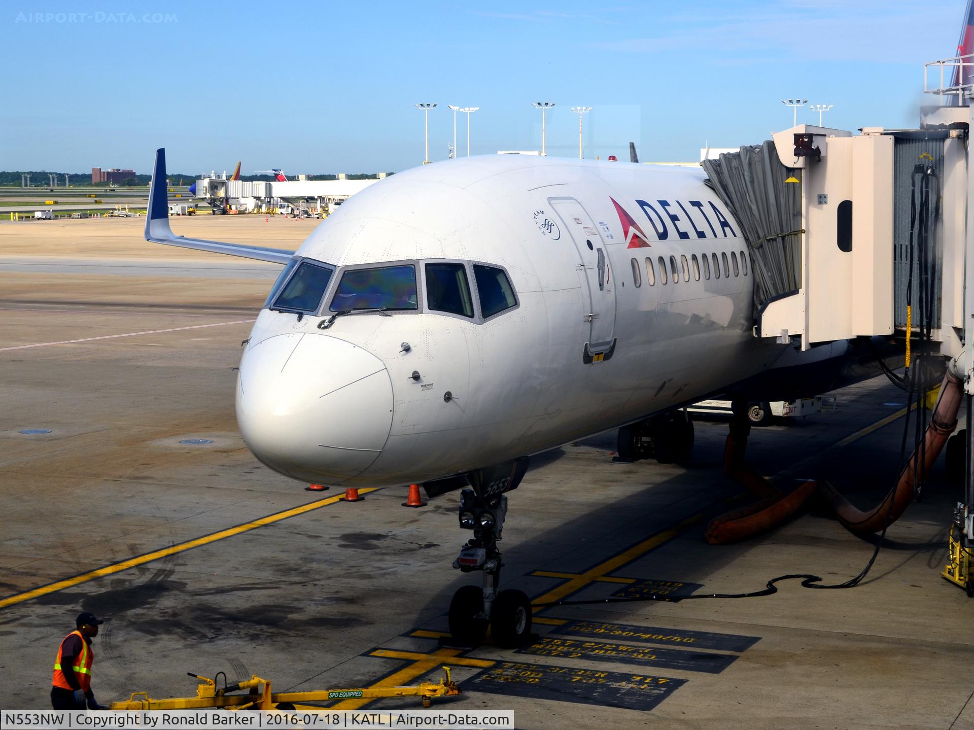 N553NW, 2001 Boeing 757-251 C/N 26500, At the gate Atlanta