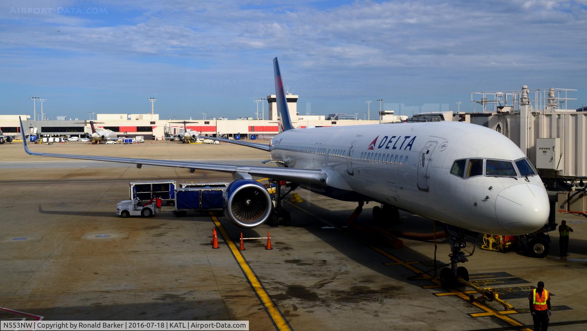 N553NW, 2001 Boeing 757-251 C/N 26500, At the gate Atlanta