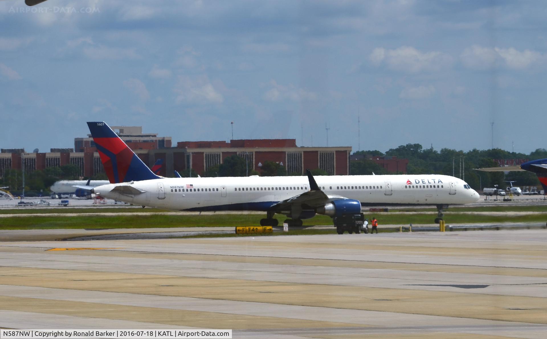 N587NW, 2002 Boeing 757-351 C/N 32986, Taxi Atlanta