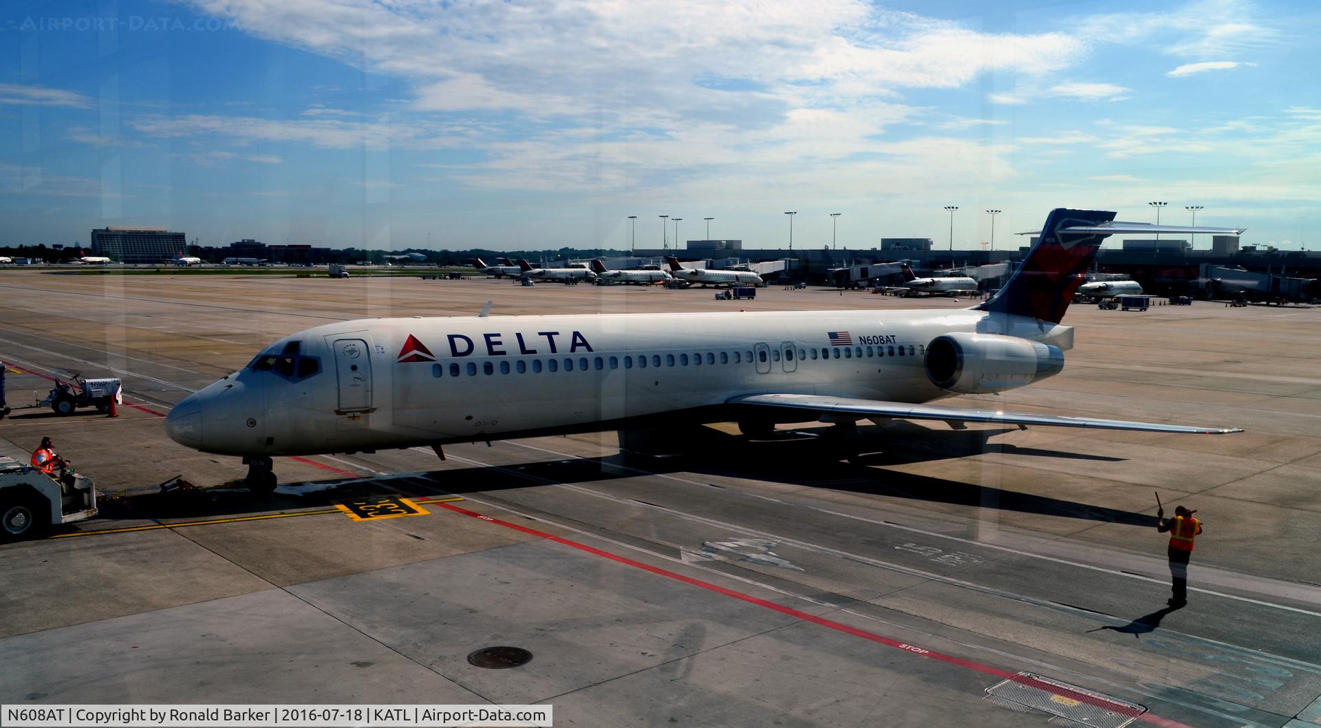 N608AT, 2000 Boeing 717-200 C/N 55081, Push back Atlanta
