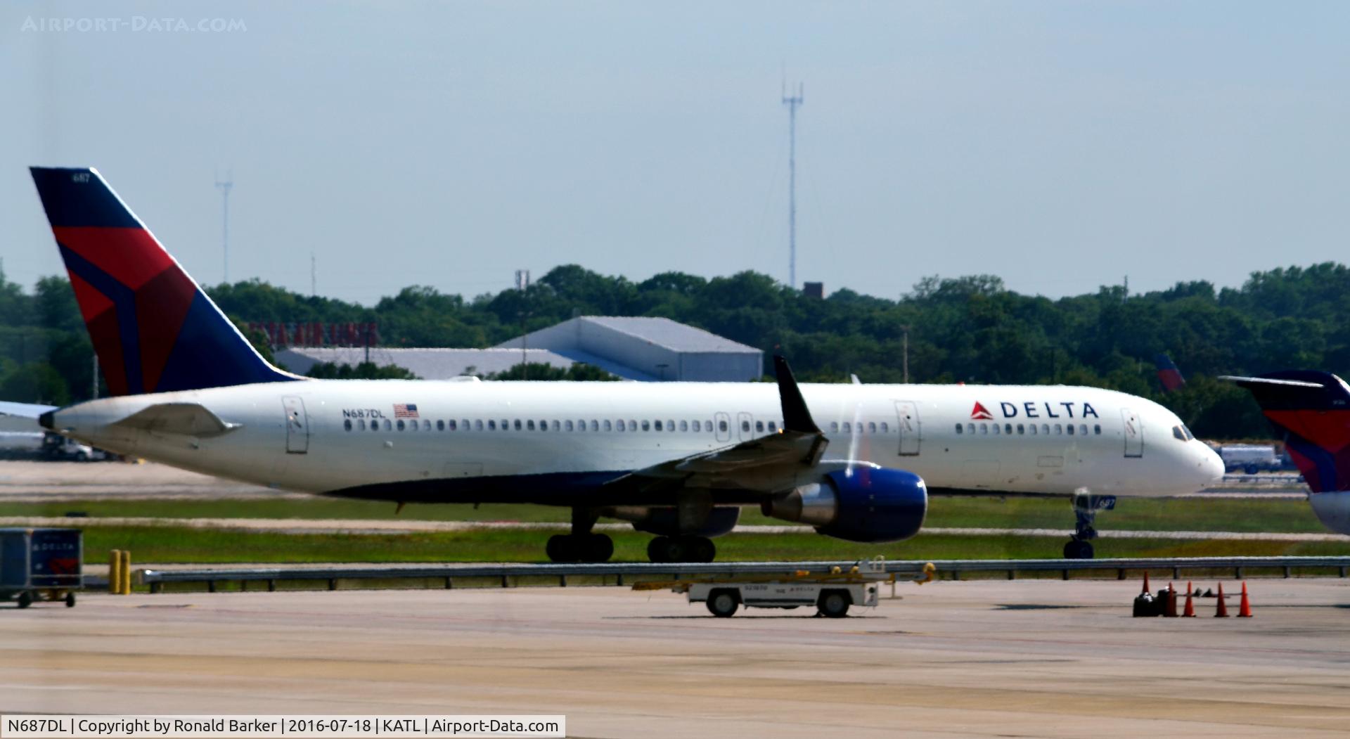 N687DL, 1998 Boeing 757-232 C/N 27586, Taxi Atlanta