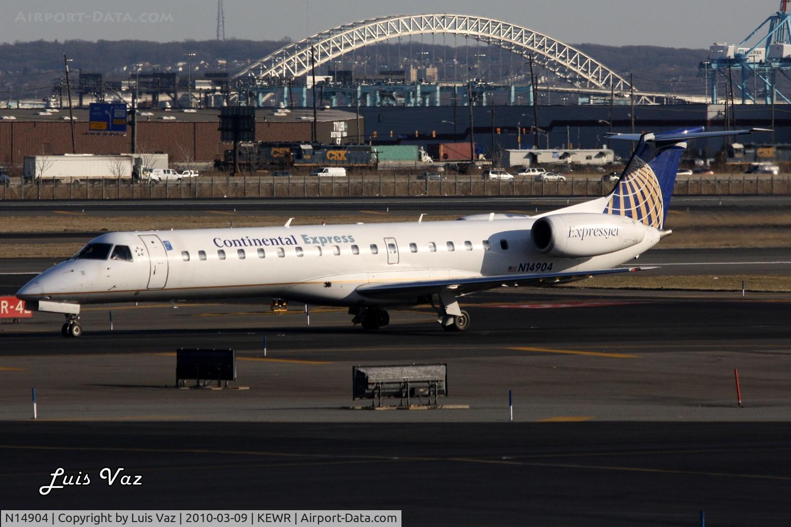 N14904, 2001 Embraer ERJ-145LR (EMB-145LR) C/N 145477, Continental xpress