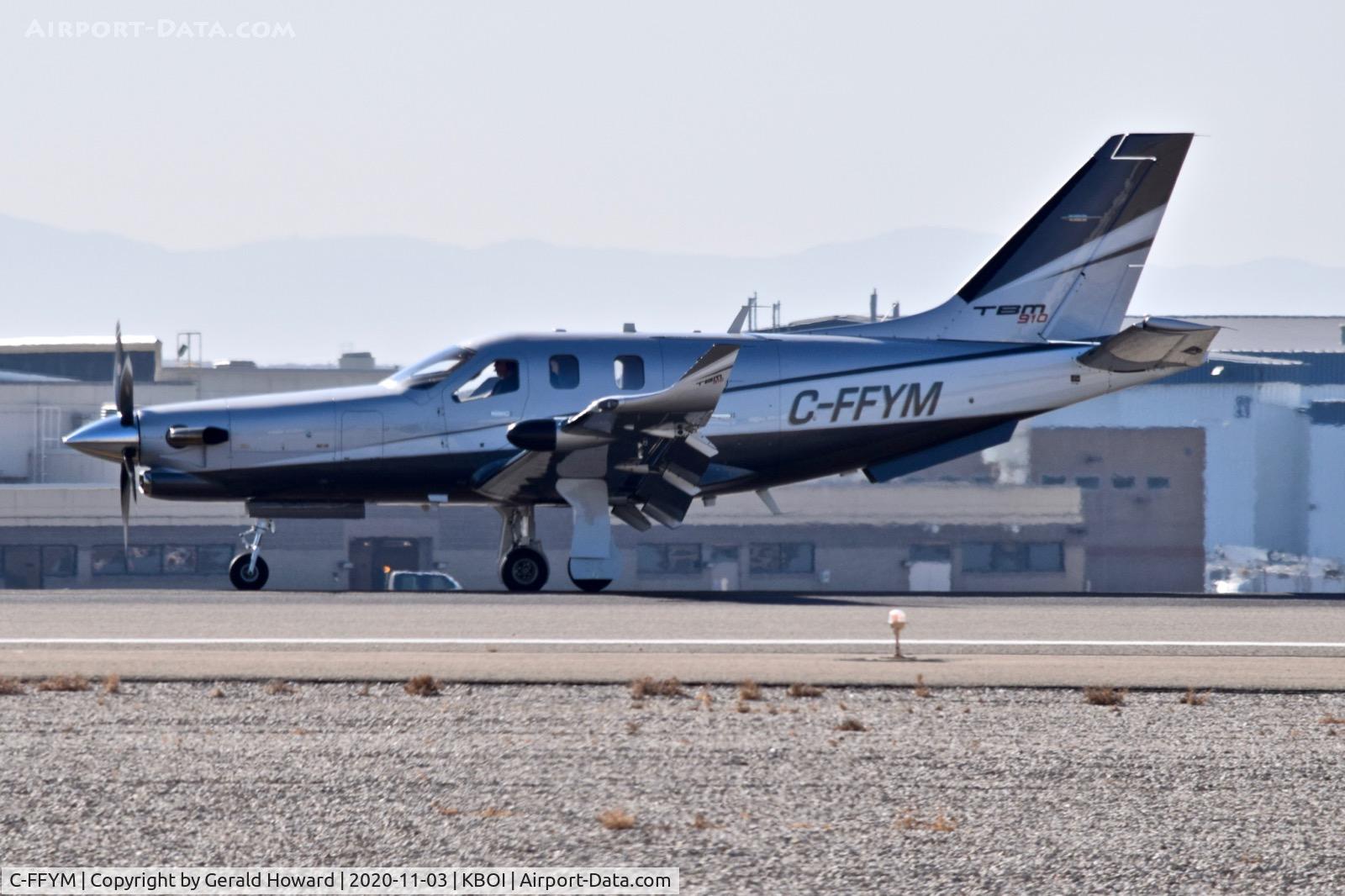 C-FFYM, 2017 Socata TBM-700 C/N 1190, Landing 10L.