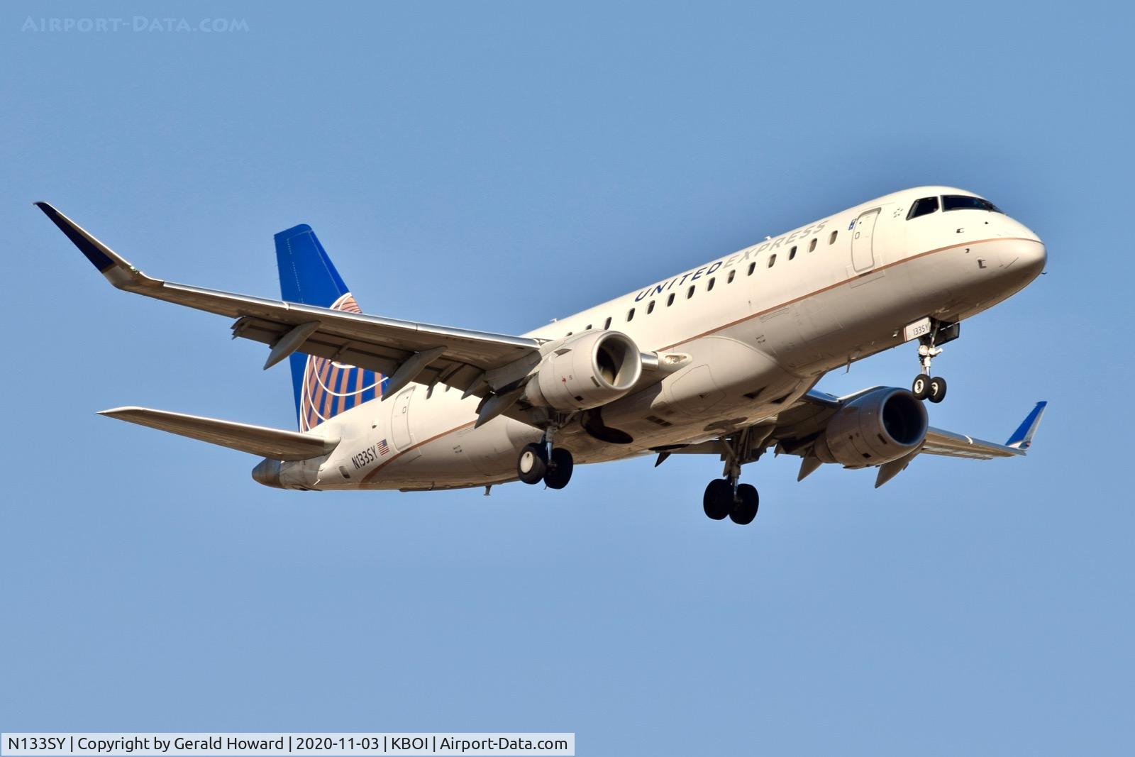 N133SY, 2015 Embraer 175LR (ERJ-170-200LR) C/N 17000452, Landing 10L.