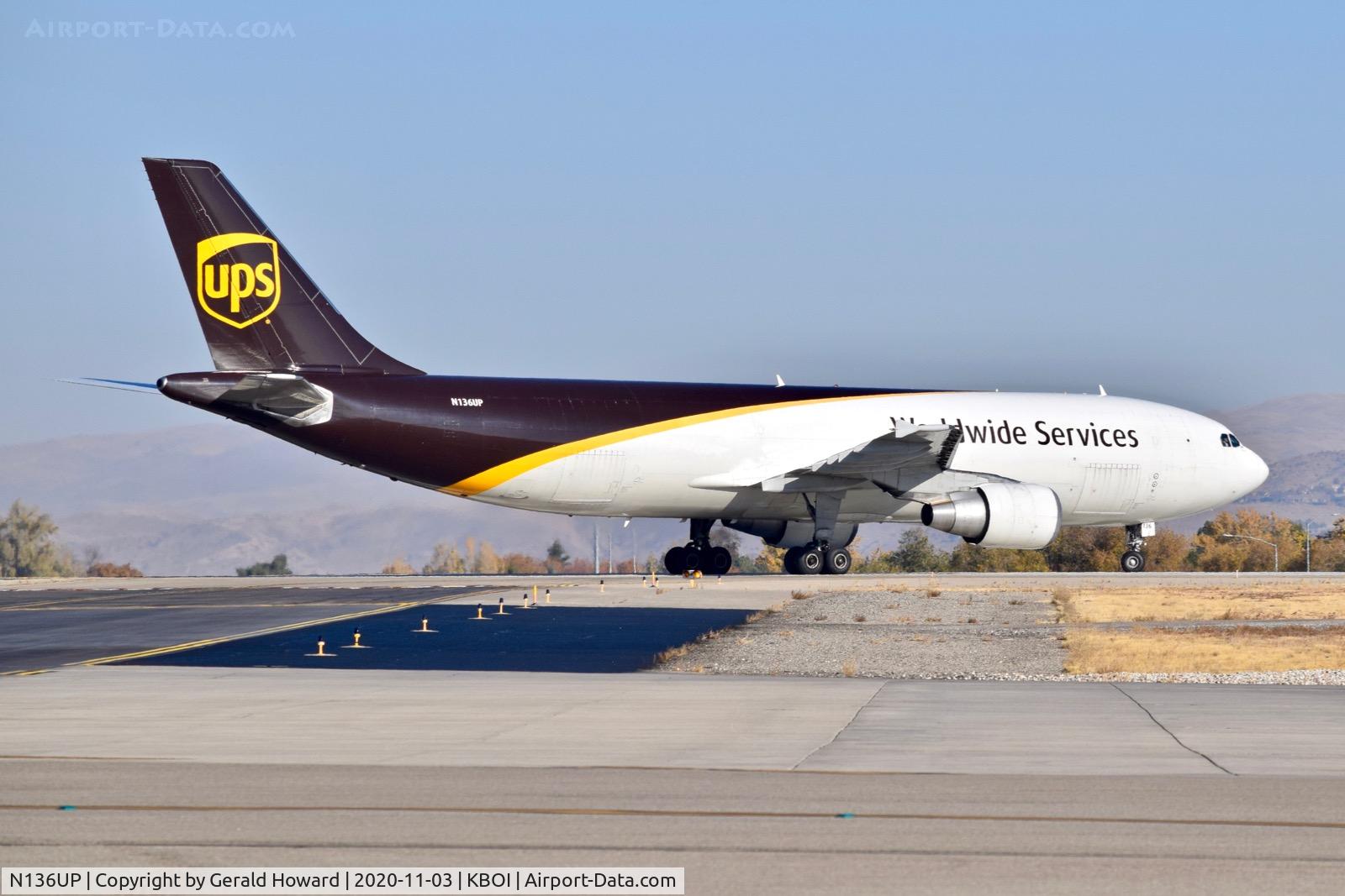 N136UP, 2001 Airbus A300F4-622R C/N 819, Taxiing onto 10R.