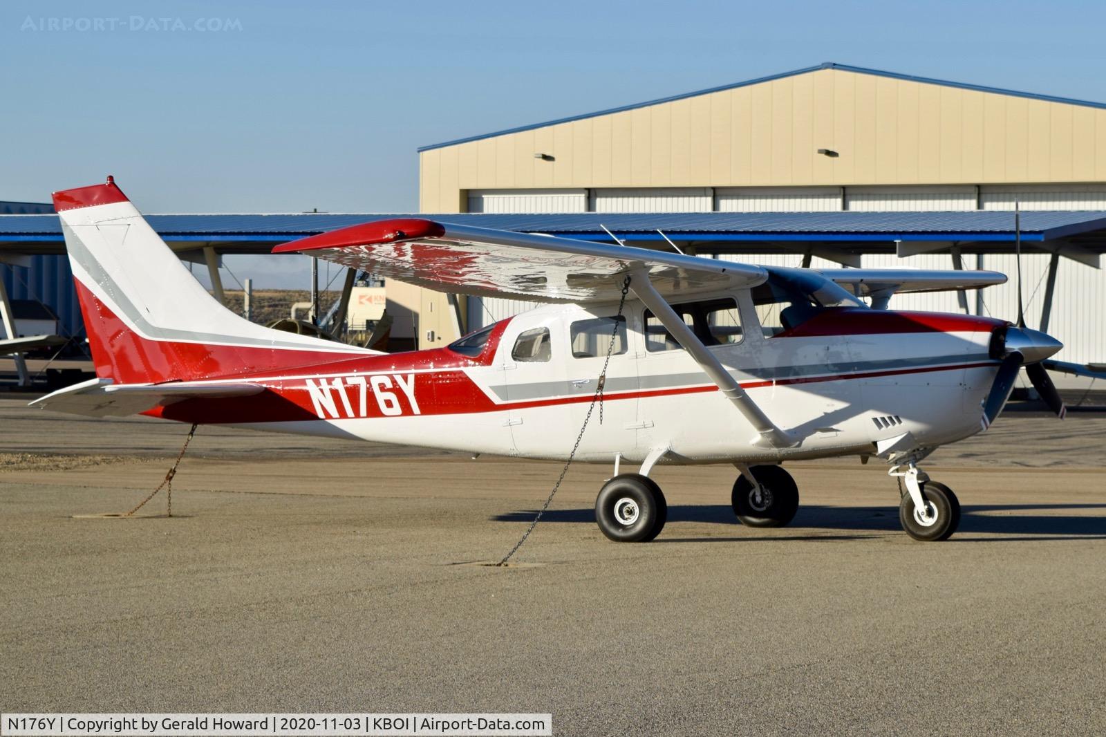 N176Y, 1976 Cessna U206F Stationair C/N U206-03383, Parked on north GA ramp.