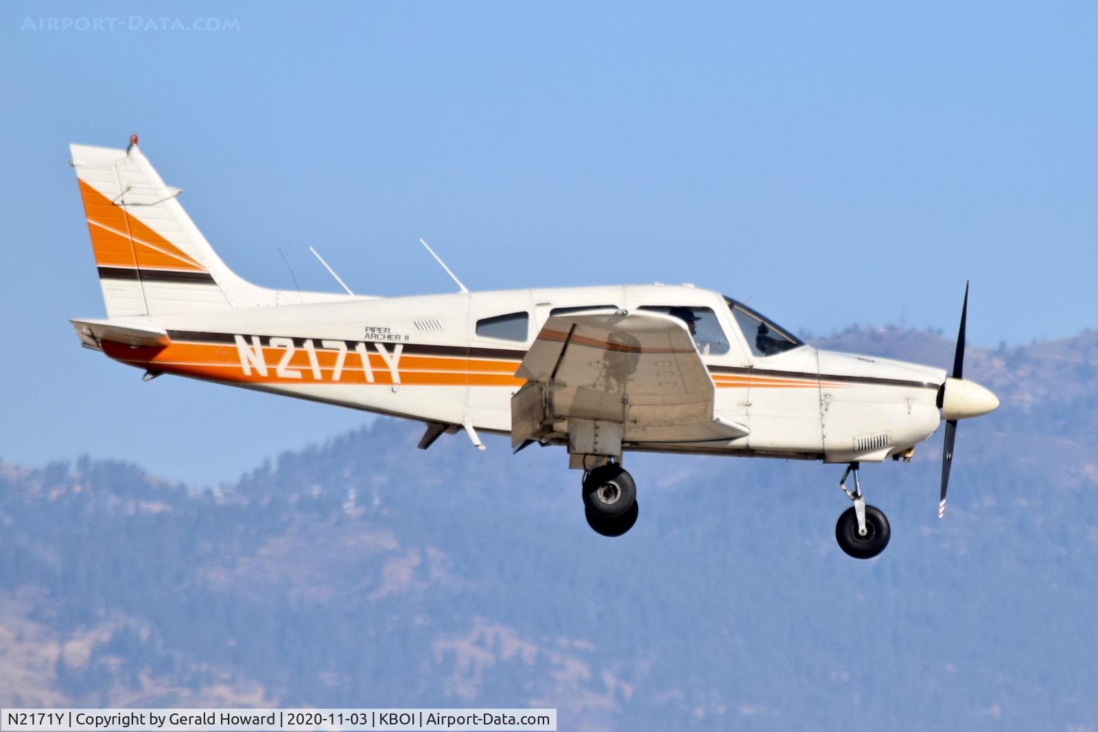 N2171Y, 1979 Piper PA-28-181 C/N 28-7990380, Landing 10R.
