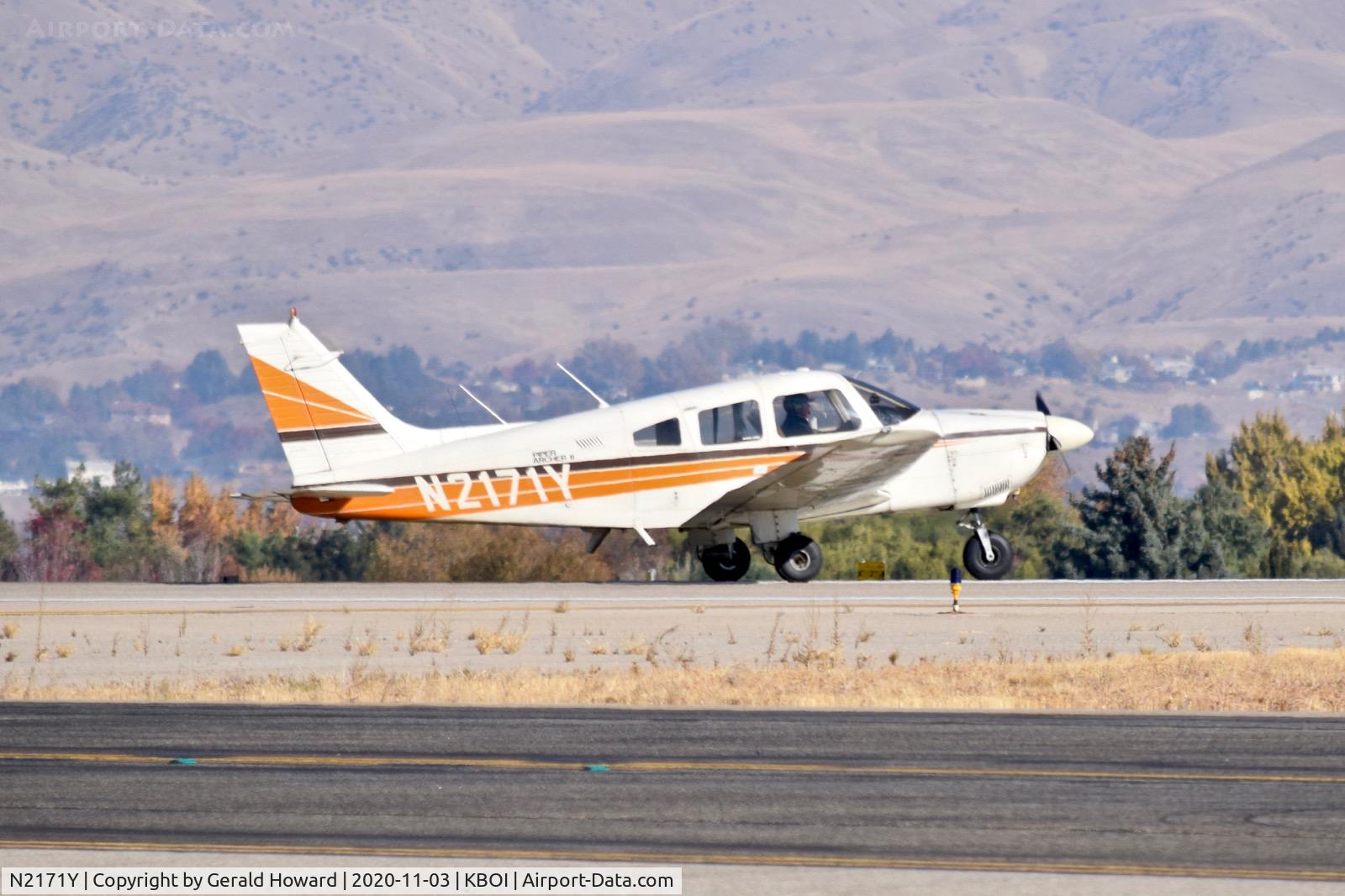 N2171Y, 1979 Piper PA-28-181 C/N 28-7990380, On 10R.