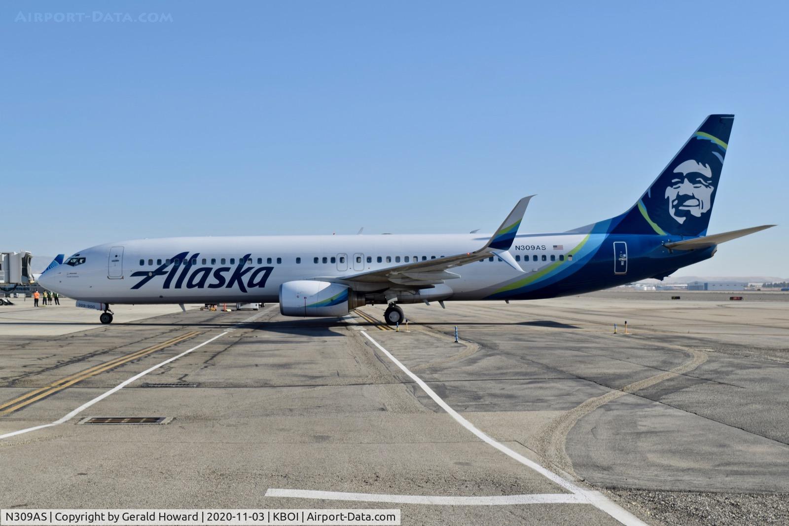 N309AS, 2001 Boeing 737-990 C/N 30857, Turning to the gate.