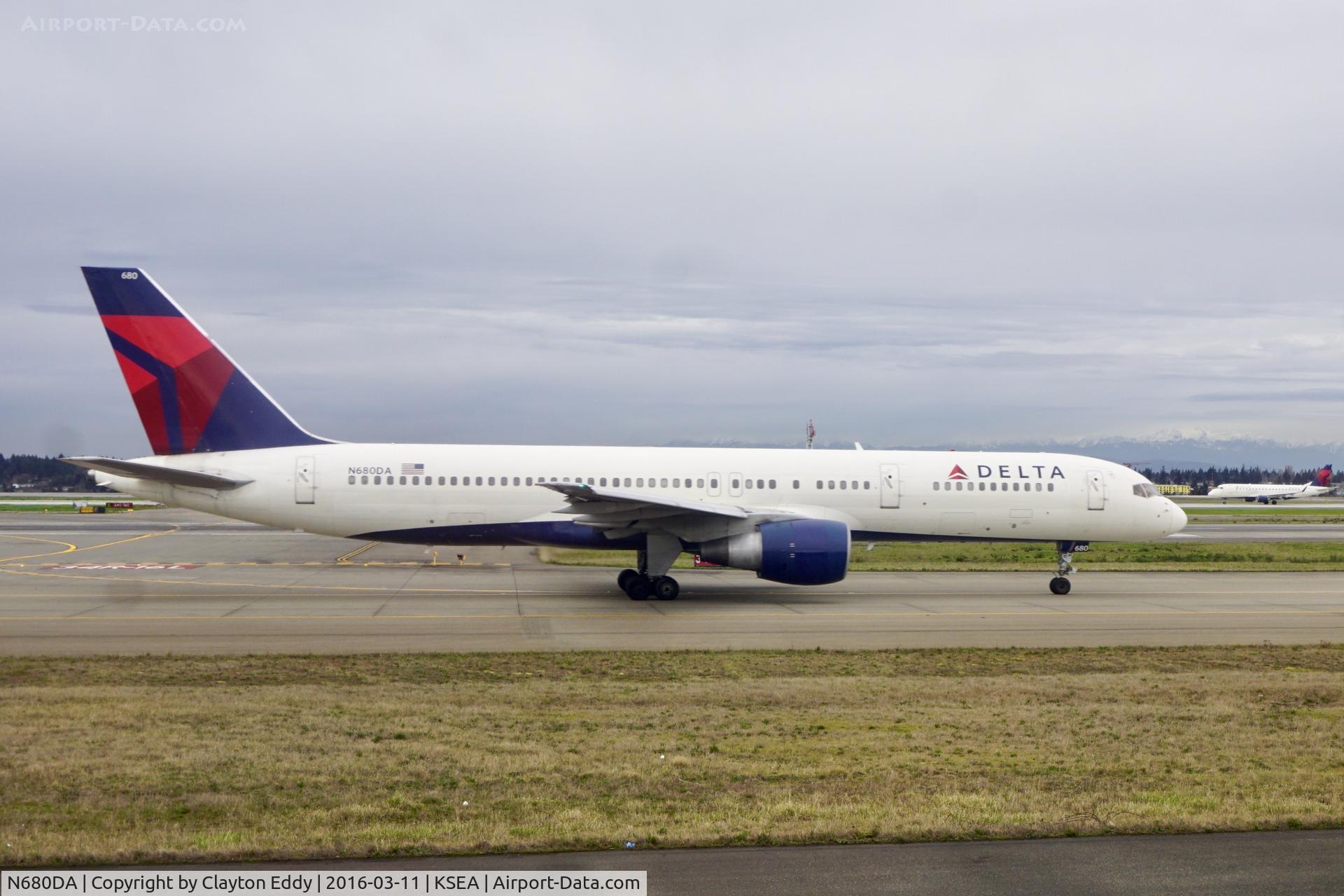 N680DA, 1992 Boeing 757-232 C/N 26956, SEA 2016.