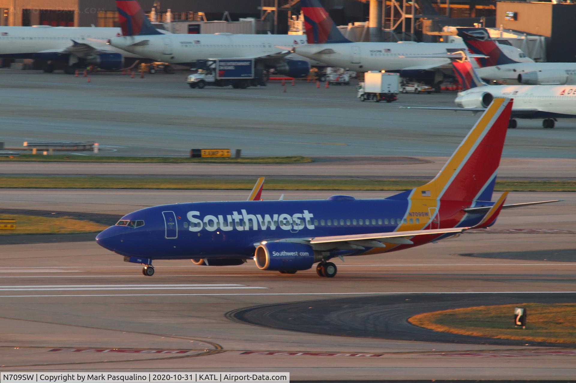 N709SW, 1998 Boeing 737-7H4 C/N 27843, Boeing 737-7H4