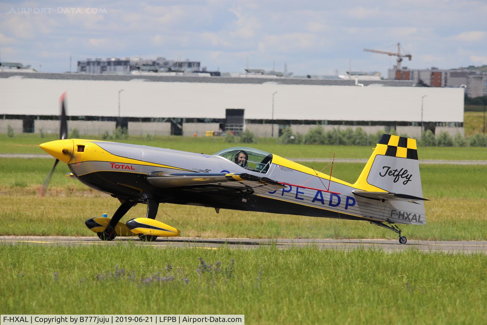 F-HXAL, Extra EA-300SC C/N SC047, on display at SIAE 2019