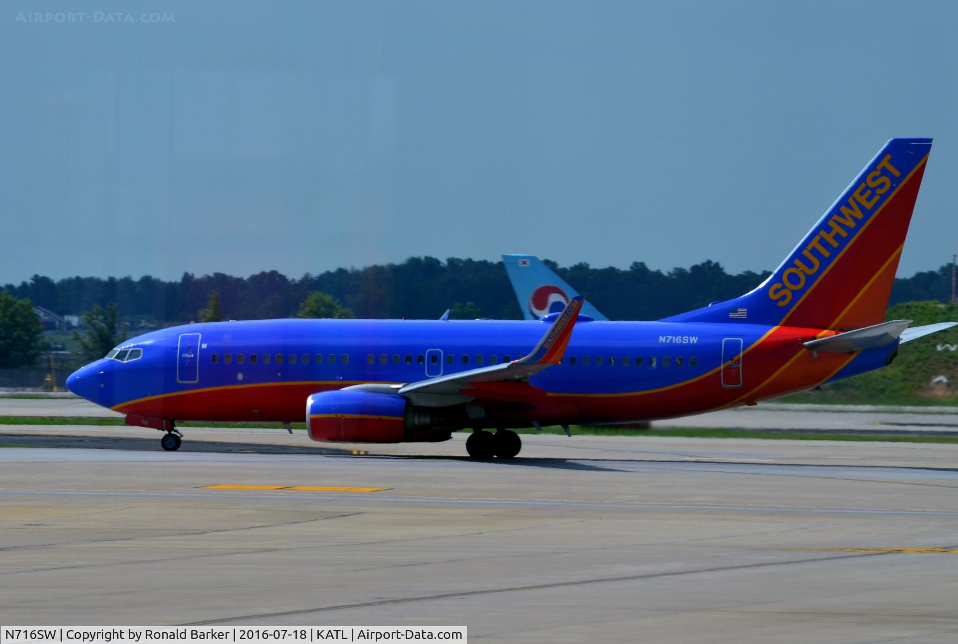 N716SW, 1998 Boeing 737-7H4 C/N 27850, Taxi Atlanta