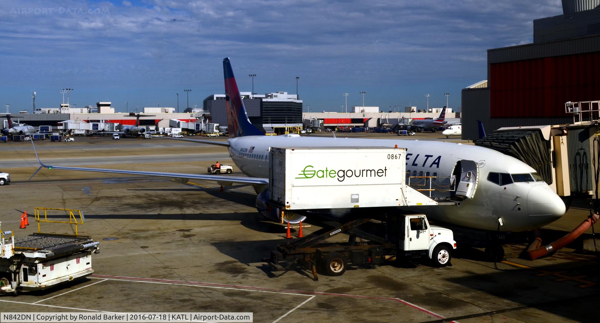 N842DN, 2015 Boeing 737-932/ER C/N 31953, At the gate Atlanta
