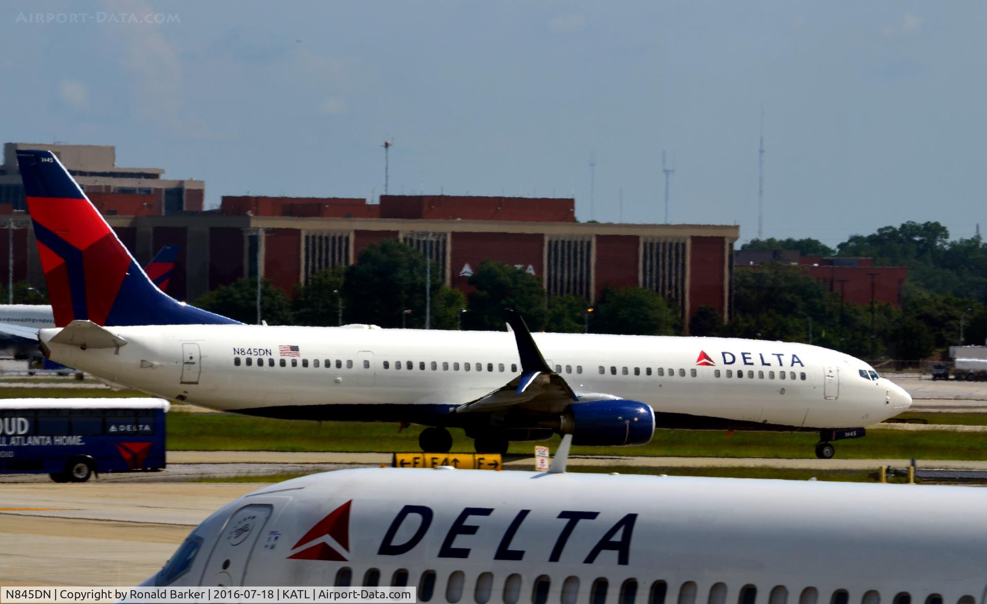 N845DN, 2015 Boeing 737-932/ER C/N 31956, Taxi Atlanta