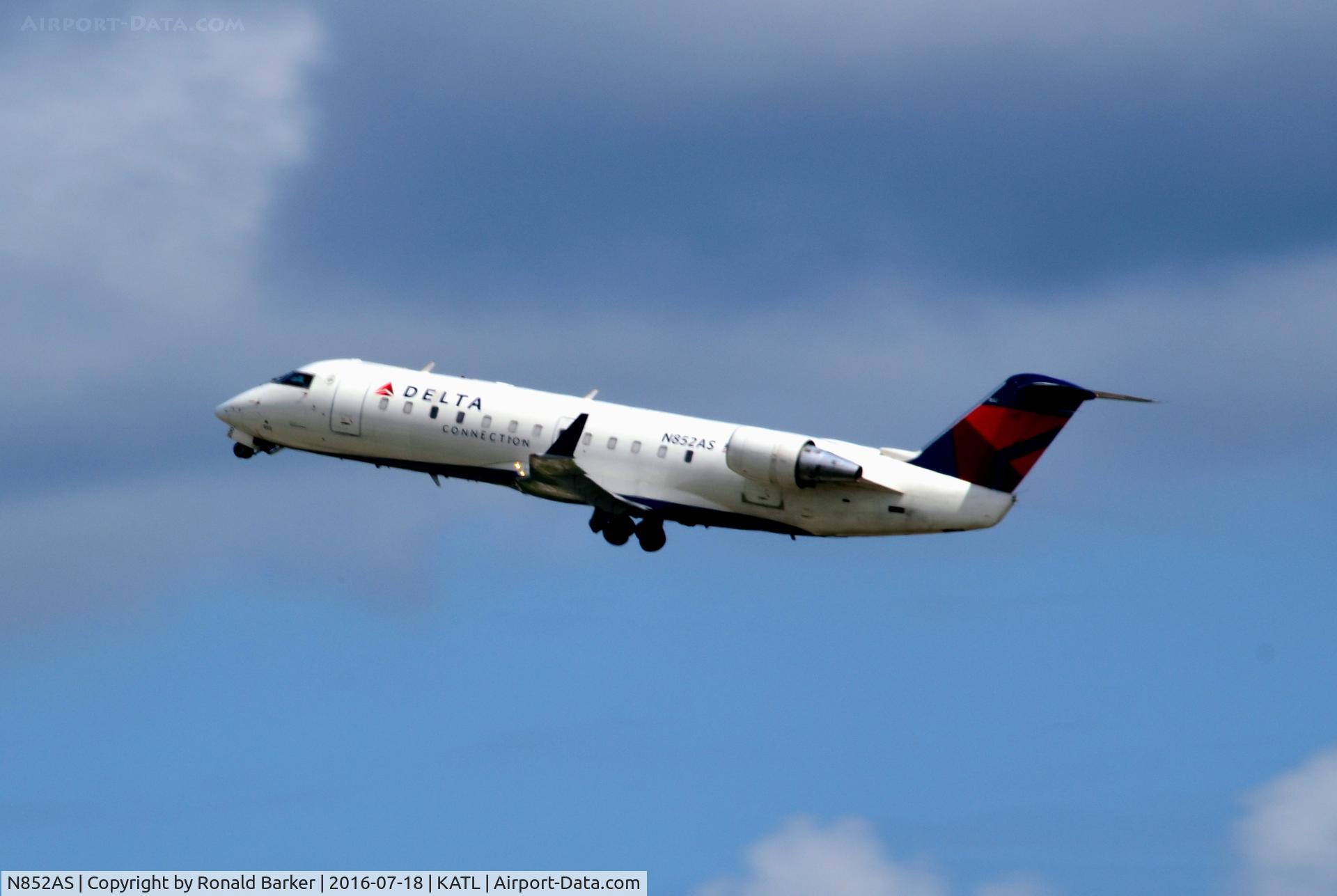 N852AS, 2000 Bombardier CRJ-200ER (CL-600-2B19) C/N 7369, Takeoff Atlanta
