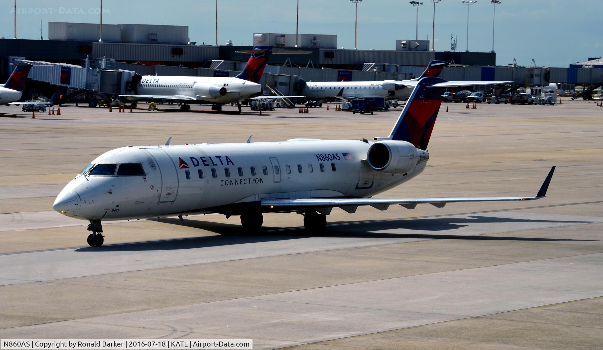 N860AS, 2000 Bombardier CRJ-200ER (CL-600-2B19) C/N 7433, Taxi Atlanta