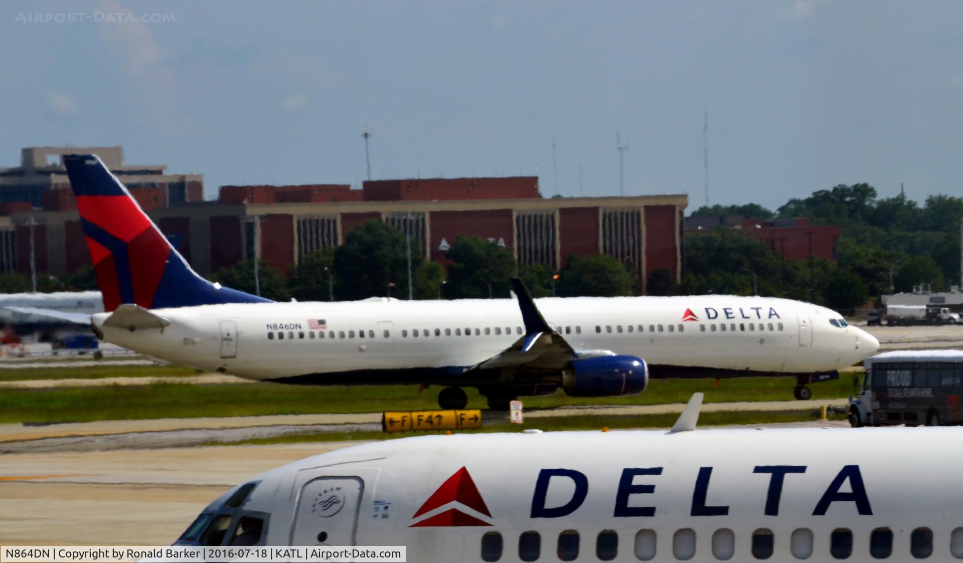 N864DN, 2016 Boeing 737-932/ER C/N 31974, Taxi Atlanta