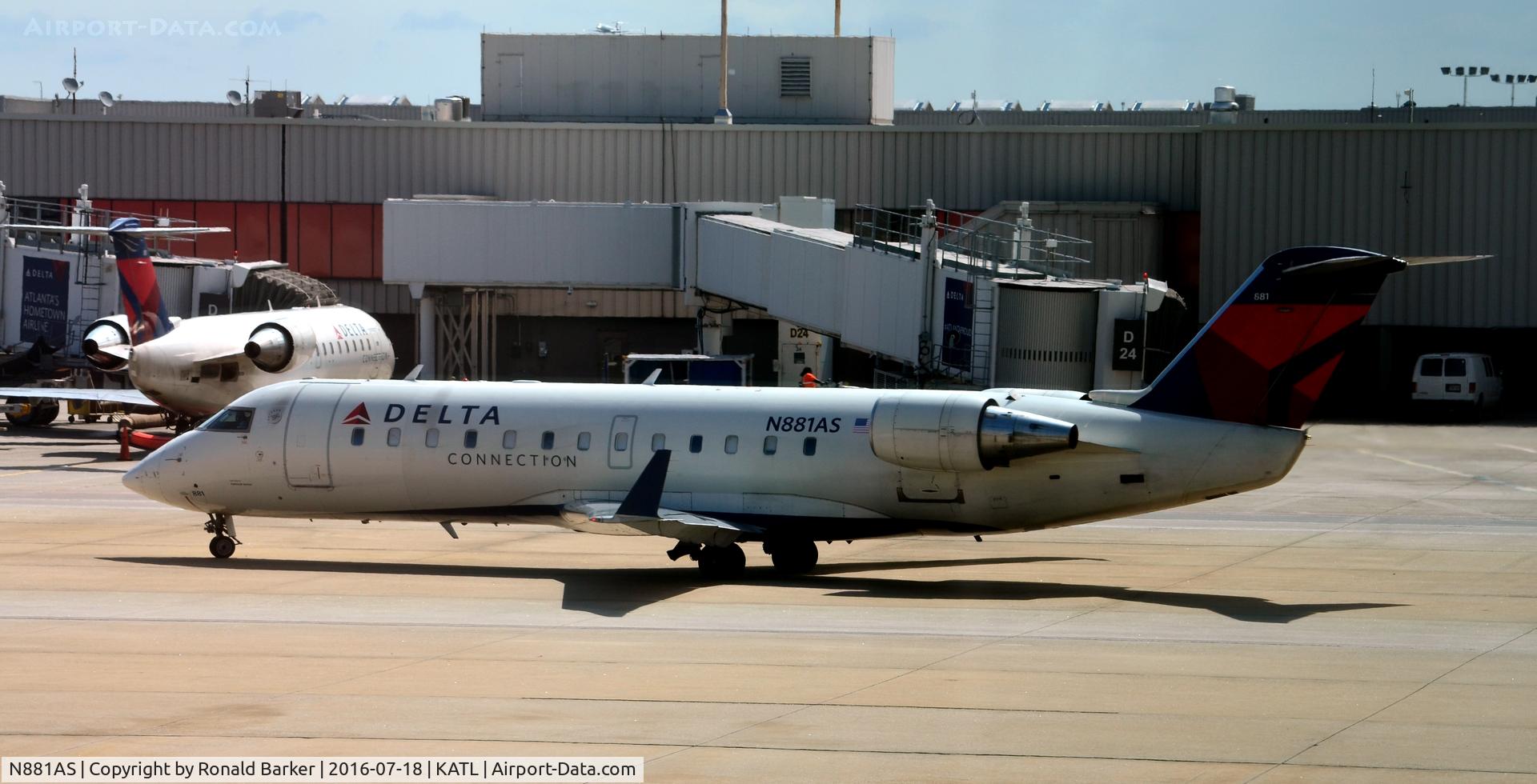 N881AS, 2001 Bombardier CRJ-200ER (CL-600-2B19) C/N 7496, Taxi Atlanta