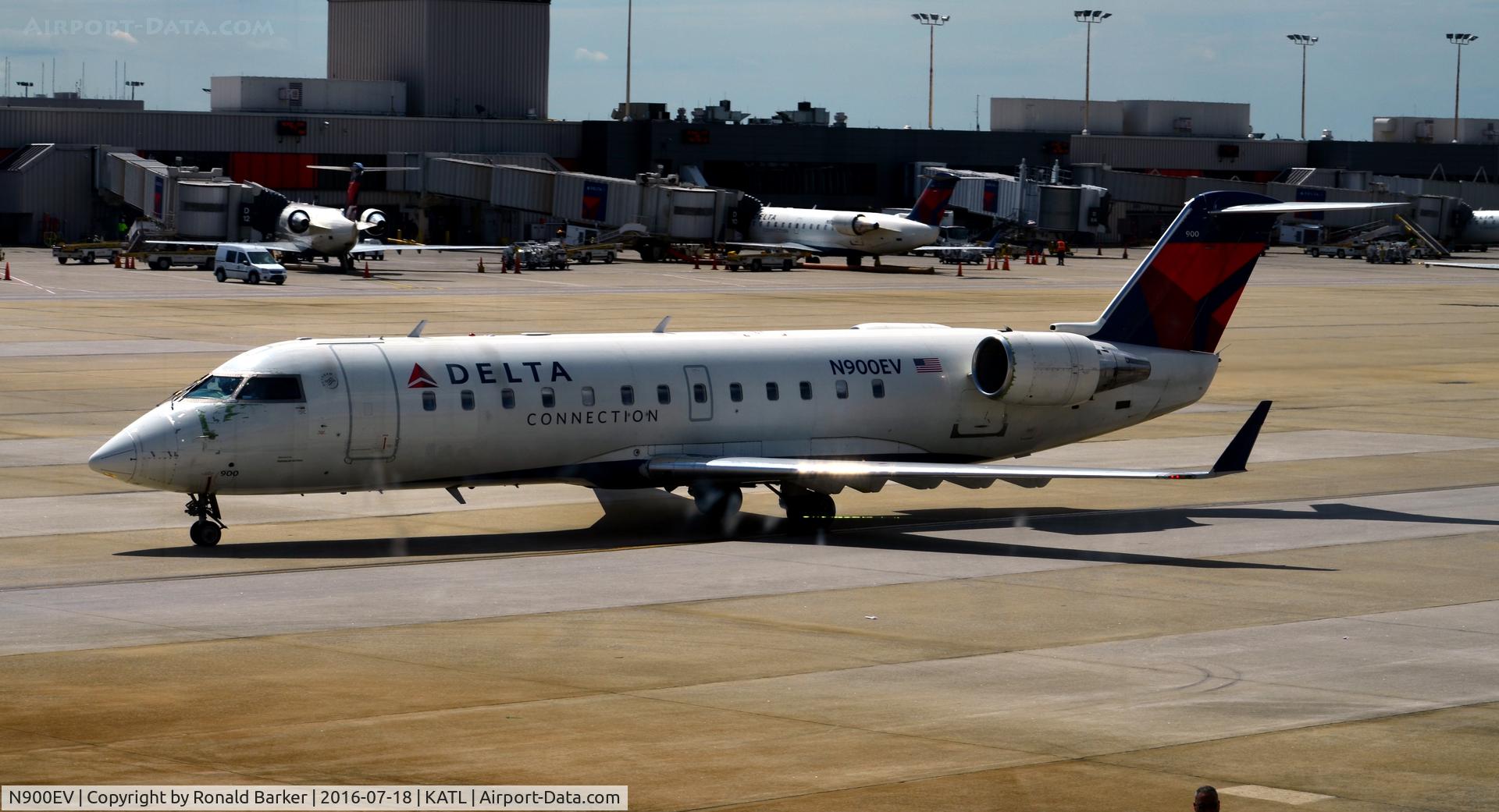N900EV, 2002 Bombardier CRJ-200ER (CL-600-2B19) C/N 7608, Taxi Atlanta