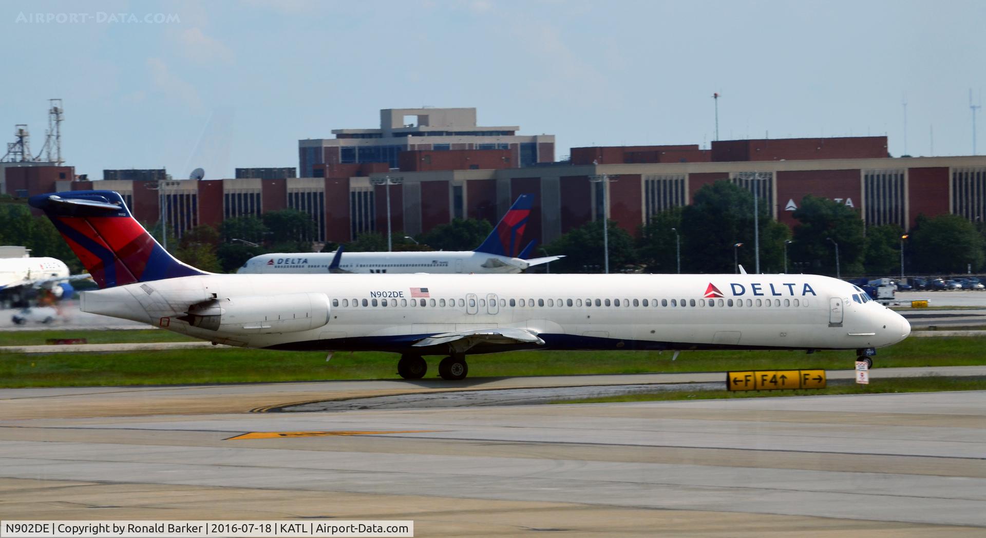 N902DE, 1992 McDonnell Douglas MD-88 C/N 53379, Taxi Atlanta