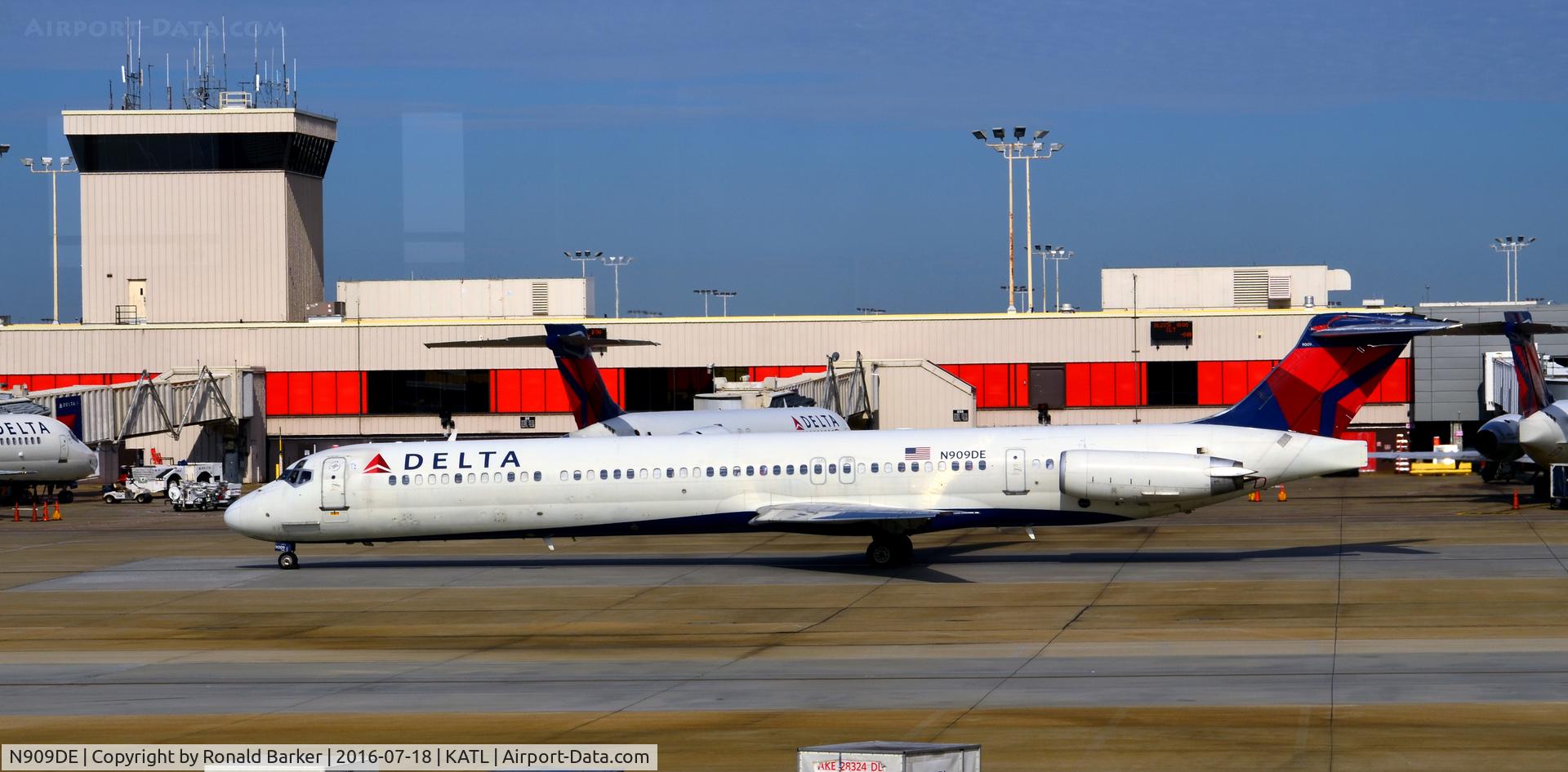 N909DE, 1992 McDonnell Douglas MD-88 C/N 53418, Taxi Atlanta