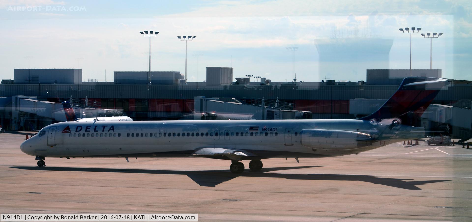 N914DL, 1988 McDonnell Douglas MD-88 C/N 49545, Taxi Atlanta