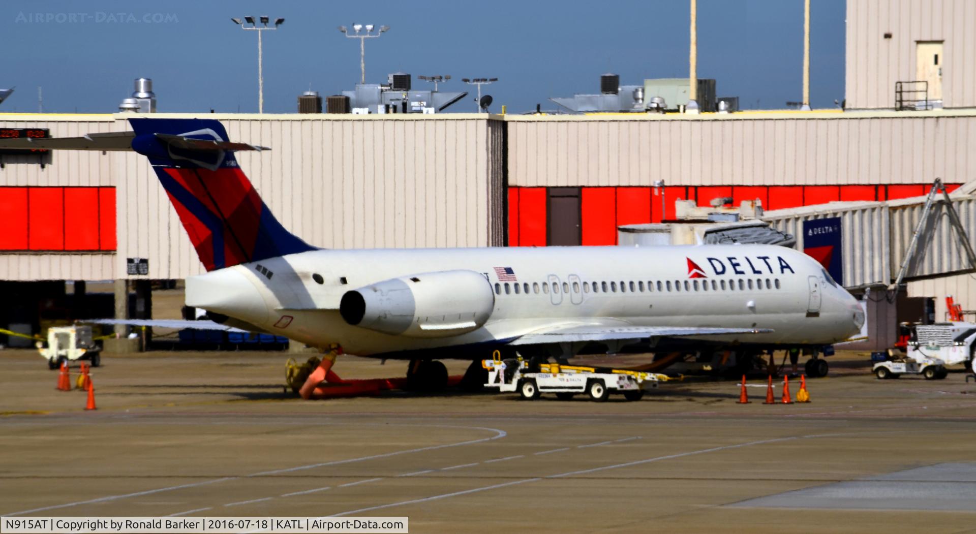 N915AT, 2001 Boeing 717-200 C/N 55085, At the gate Atlanta