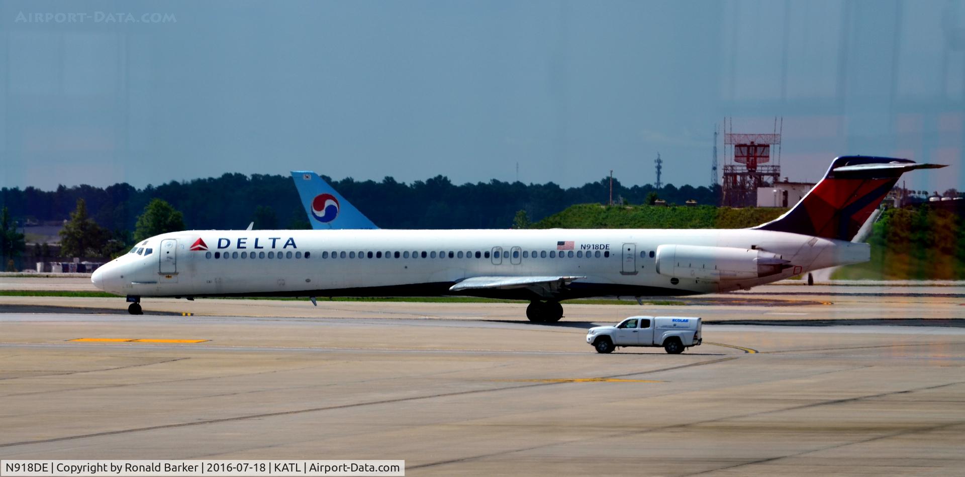 N918DE, 1993 McDonnell Douglas MD-88 C/N 49959, Taxi Atlanta