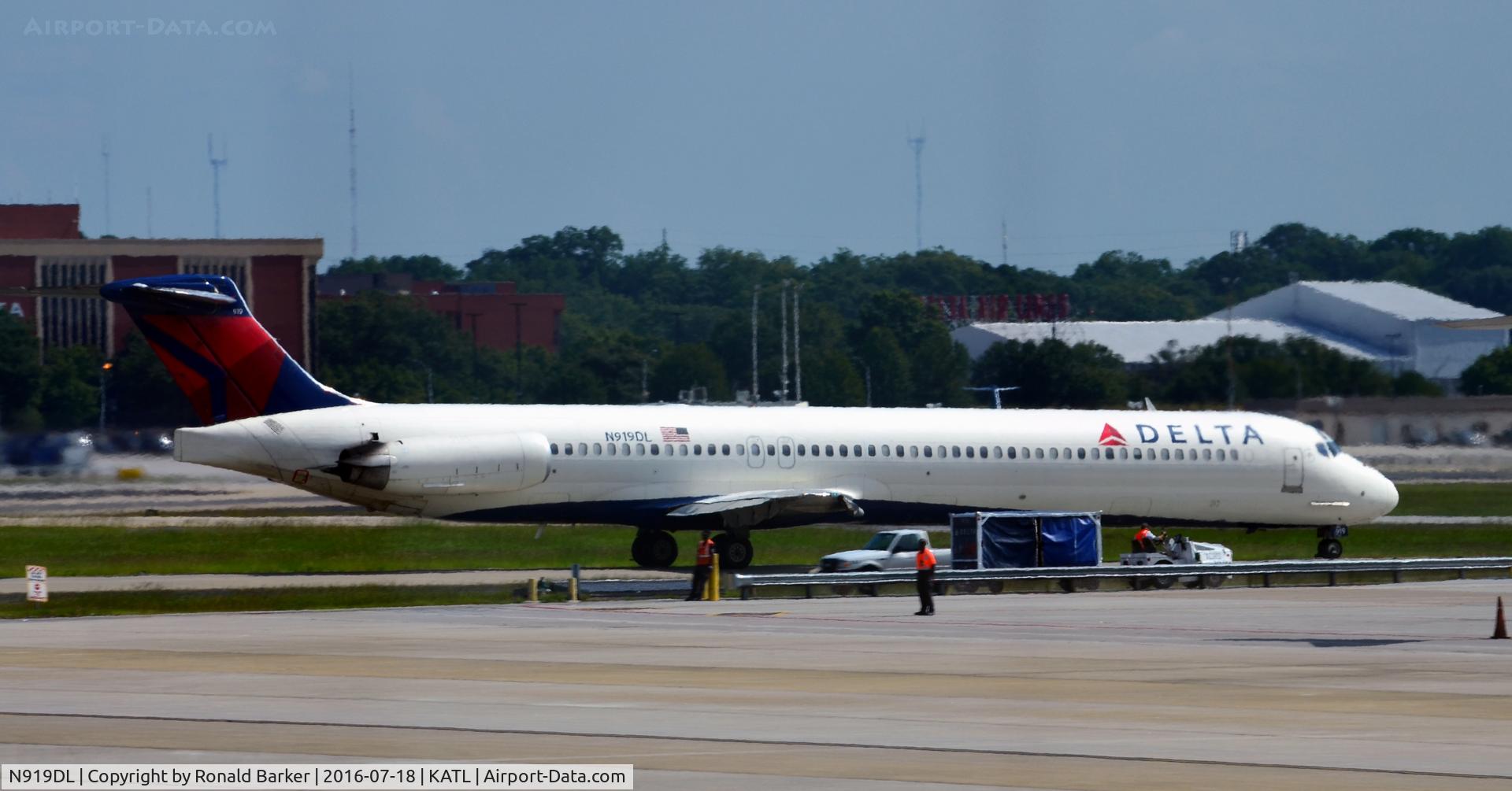 N919DL, 1988 McDonnell Douglas MD-88 C/N 49584, Taxi Atlanta