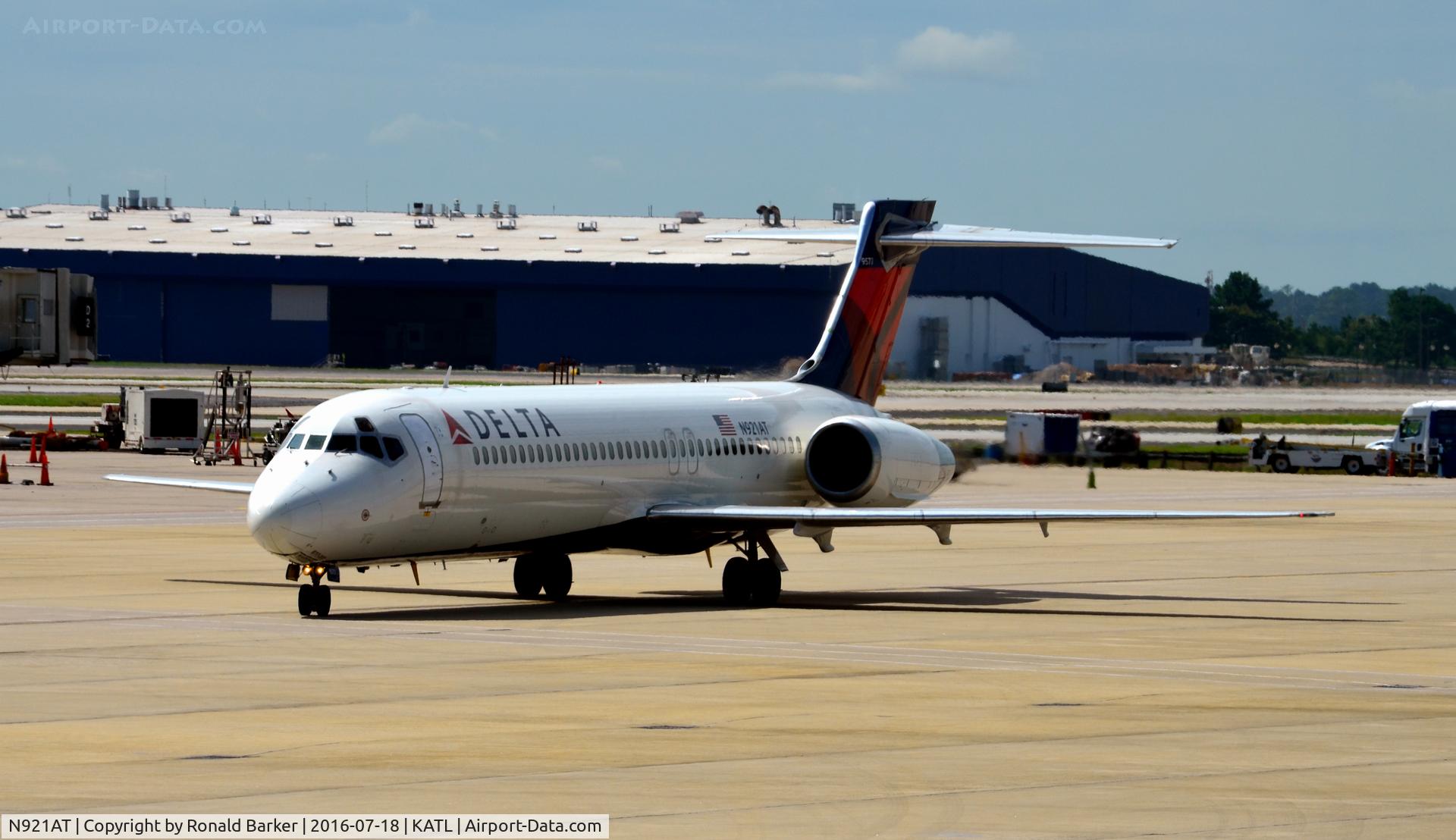 N921AT, 2000 Boeing 717-200 C/N 55082, Taxi Atlanta