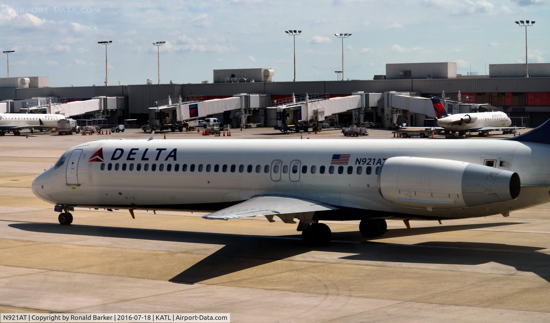 N921AT, 2000 Boeing 717-200 C/N 55082, Taxi Atlanta