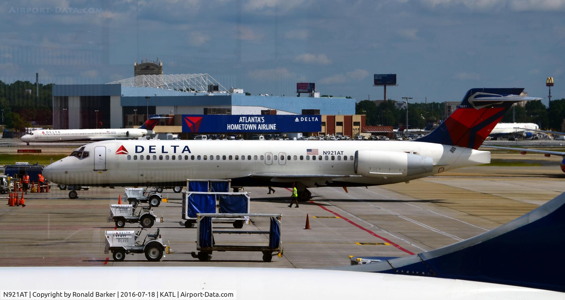 N921AT, 2000 Boeing 717-200 C/N 55082, Arriving at gate Atlanta