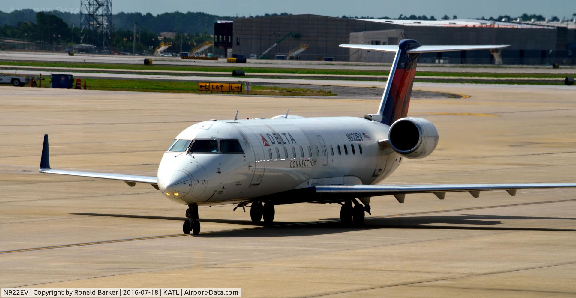 N922EV, 2003 Bombardier CRJ-200ER (CL-600-2B19) C/N 7822, Taxi Atlanta
